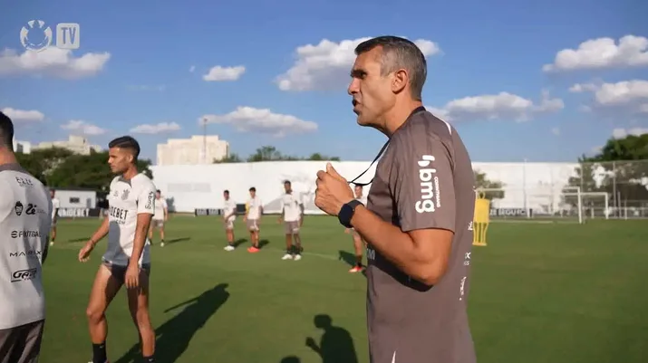 Corinthians preparado para enfrentar o Fortaleza com novo uniforme preto.