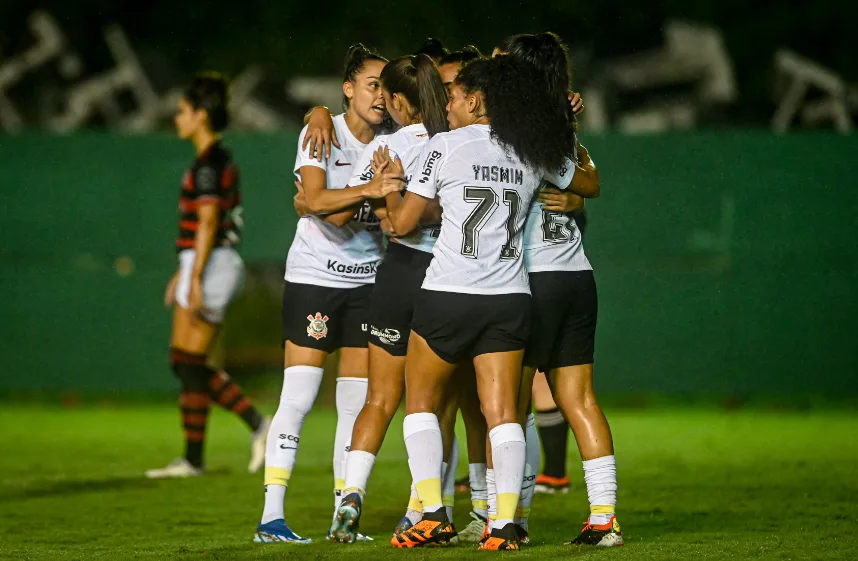 Corinthians conquista vitória de virada e mantém sequência impecável no Brasileirão feminino