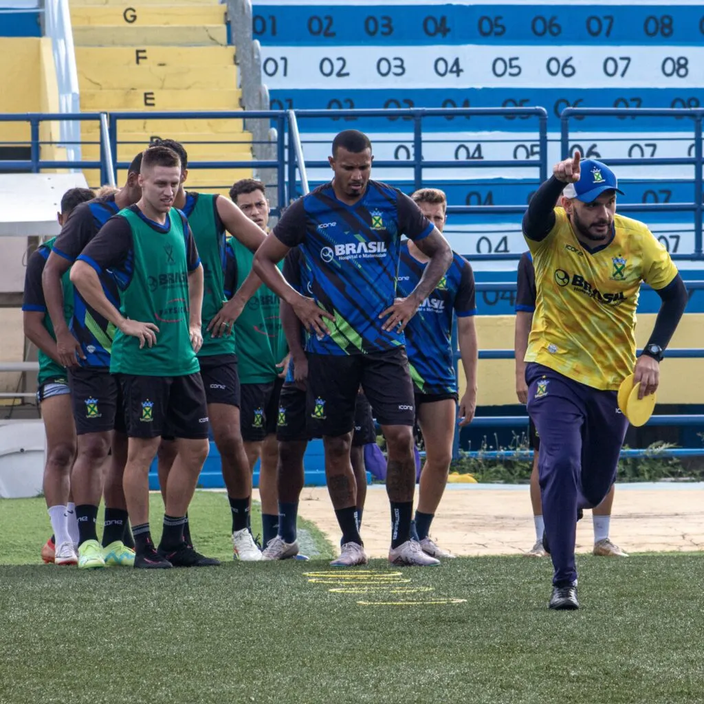 Provável escalação do Santo André: Luiz Daniel; David, João Victor, Afonso e Igor Fernandes; Sousa, Geovane e Felipe Ferreira; Zé Mateus, Bruno Michel e Léo Passos