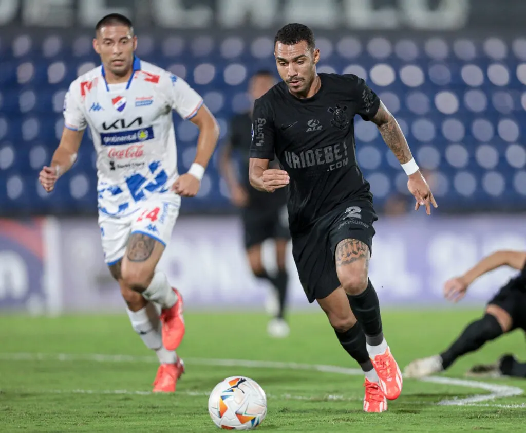 Matheuzinho deixa jogo do Corinthians de maca após marcar gol e sentir tornozelo