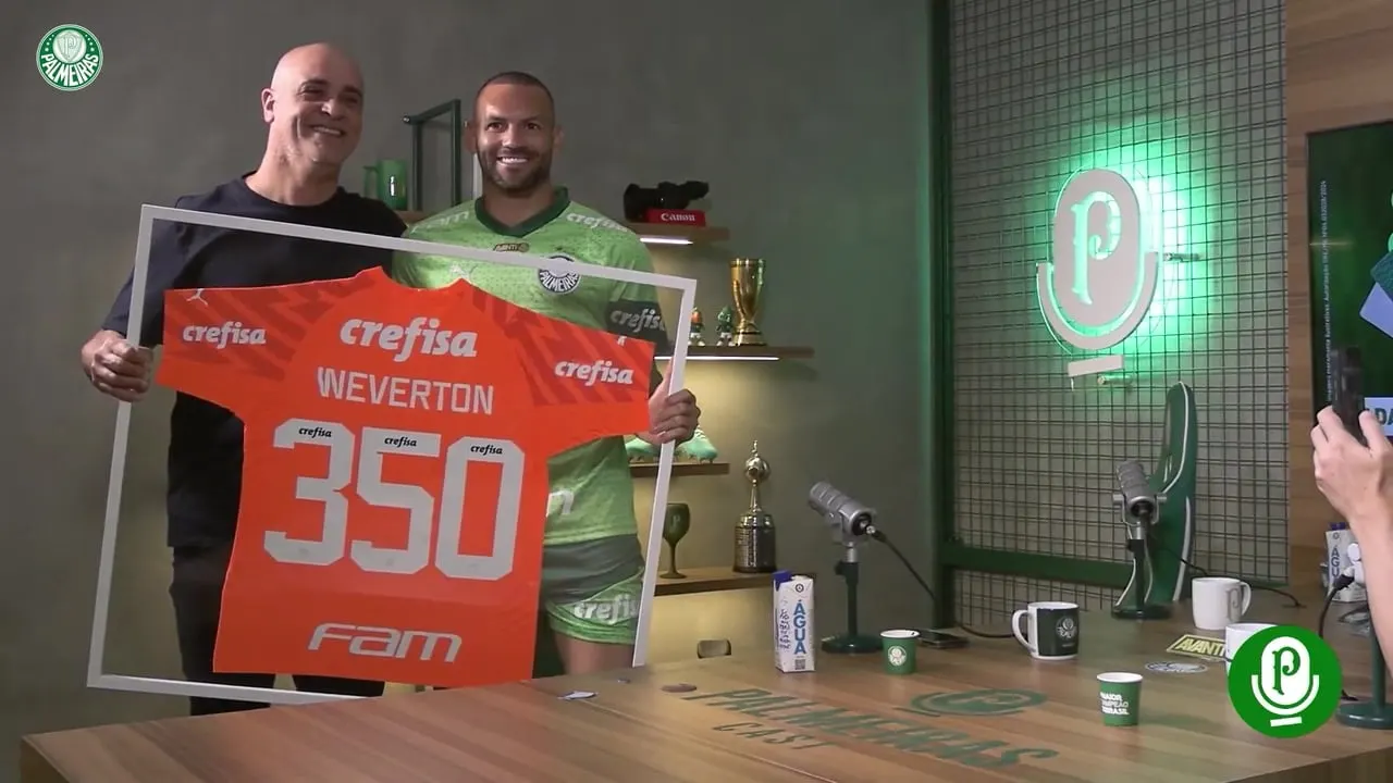 Homenagem de Marcos a Weverton pelos 350 jogos no Palmeiras.