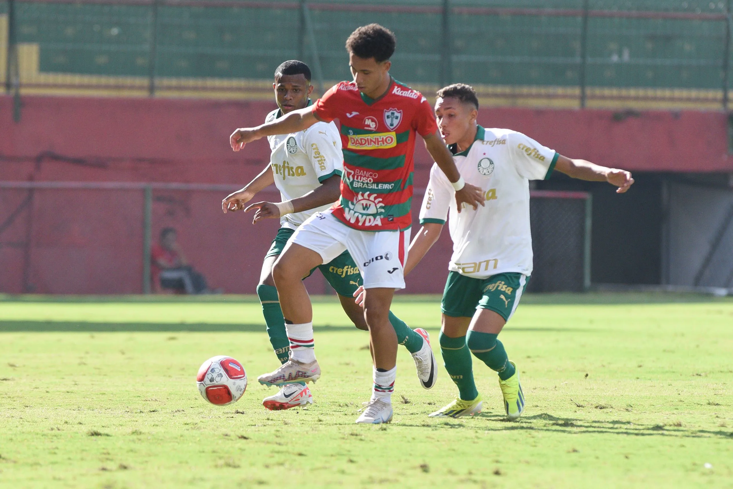 Palmeiras mantém liderança no Paulista sub-20 ao buscar empate contra a Portuguesa.