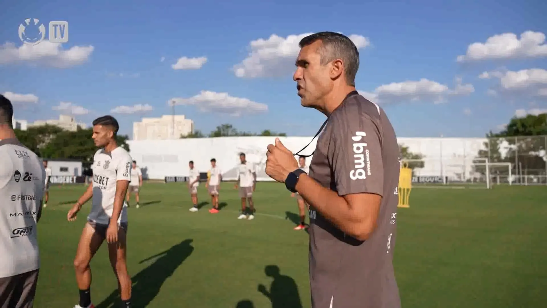 Corinthians preparado para confronto contra Fortaleza com novo uniforme todo preto.