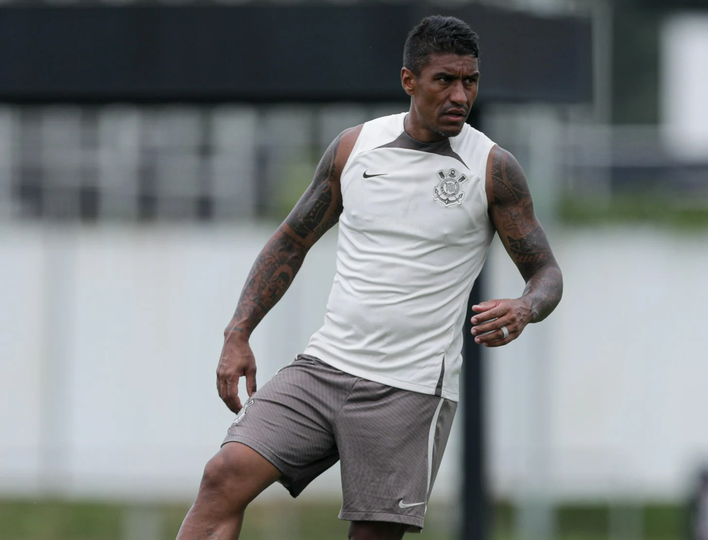 Período sem jogos ajuda Paulinho a acelerar recuperação no Corinthians.