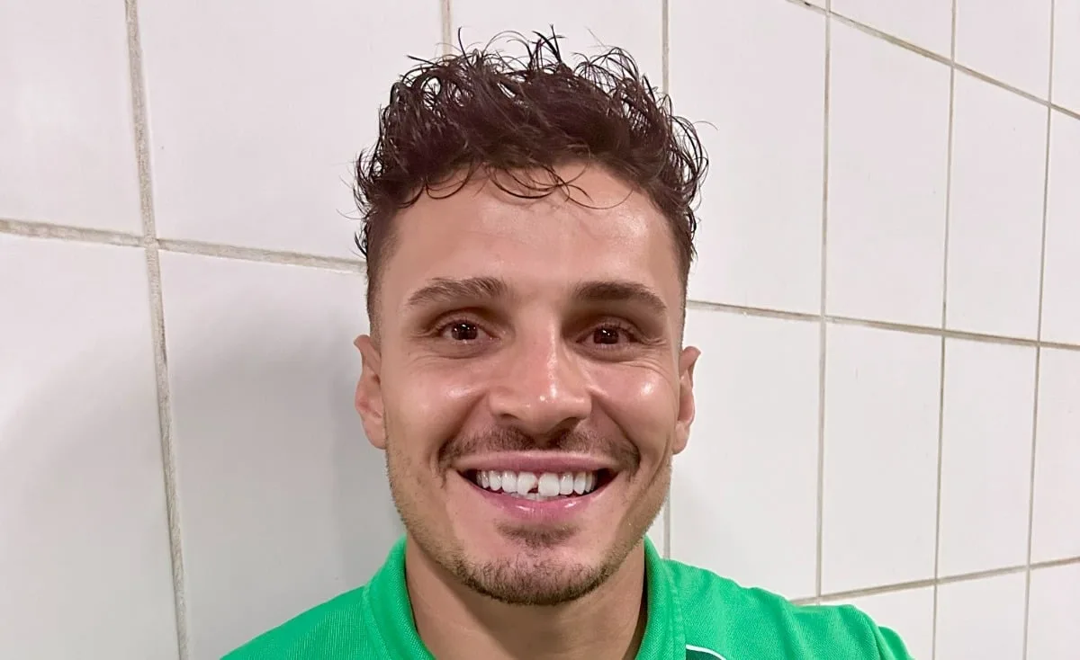 Veiga exibe dente quebrado e clube brinca após vitória do Palmeiras.