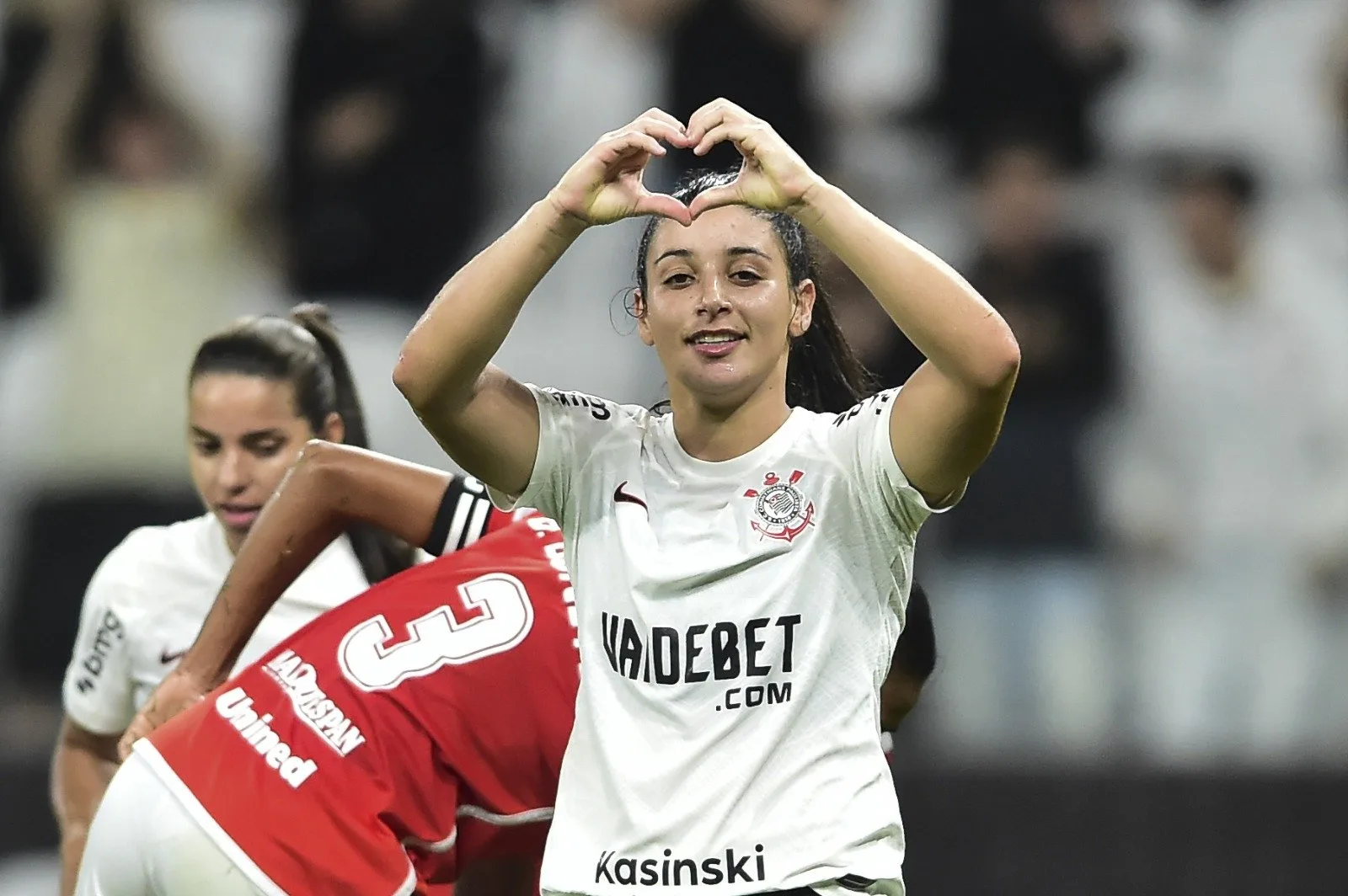 Corinthians vence Internacional e segue na ponta do Brasileirão Feminino.