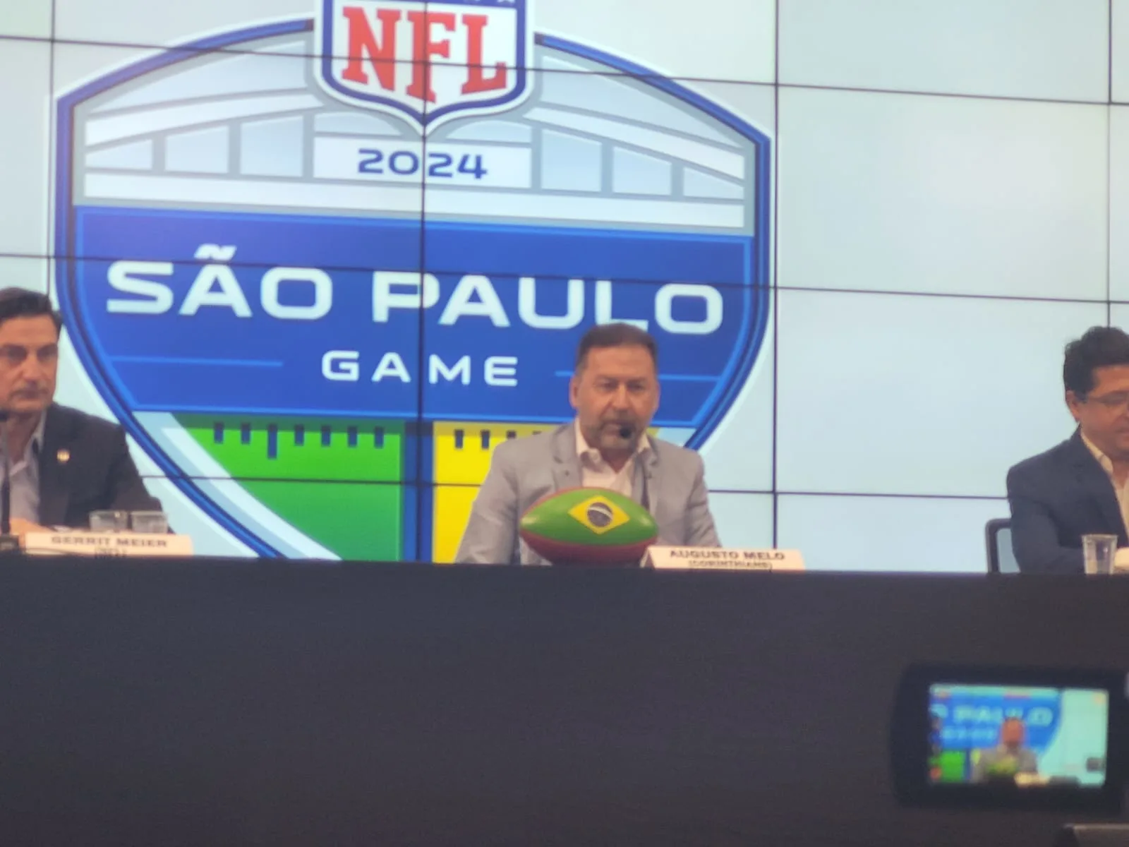 Dois Times da NFL no Estádio do Corinthians com Uniformes Verdes