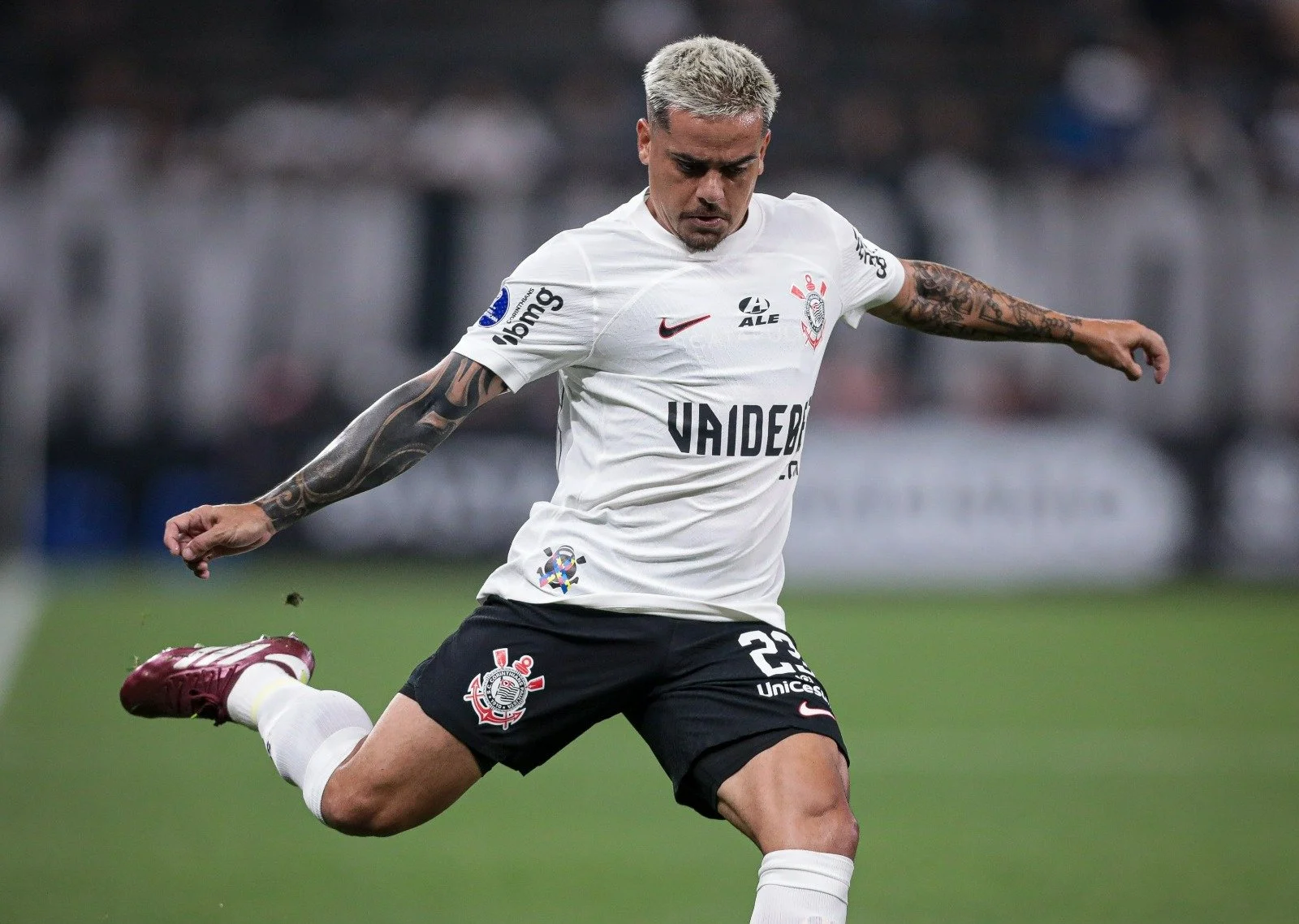 Fagner se destaca, conquista vaga de titular e bate recorde no Corinthians