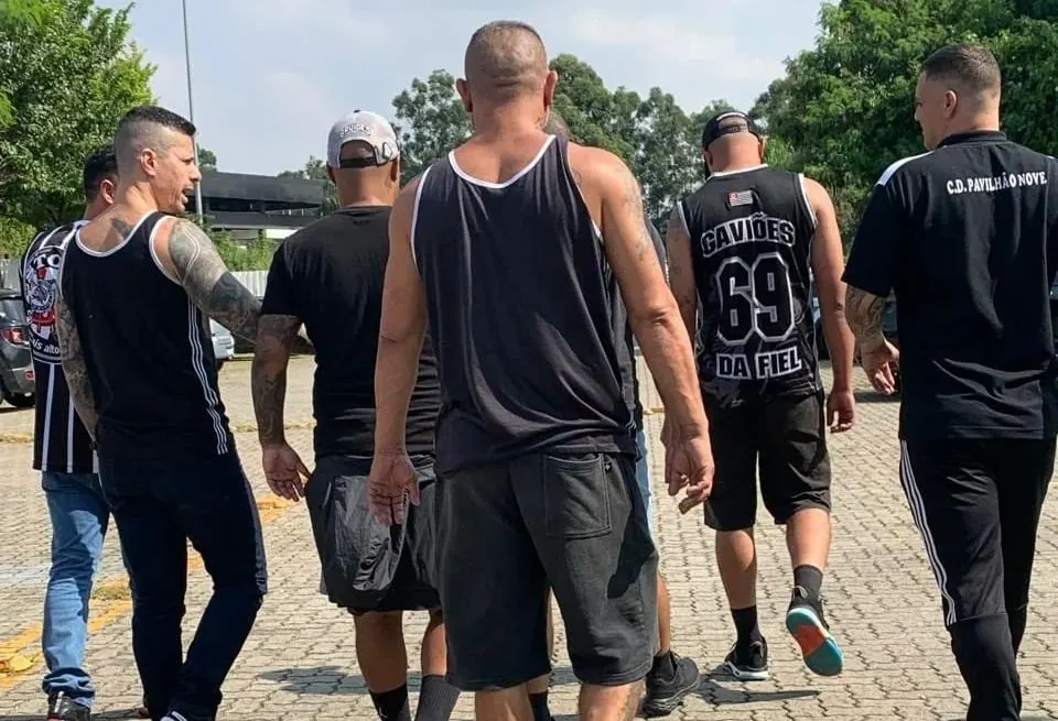 Torcedoras organizadas do Corinthians visitam elenco antes de partida importante contra o Fluminense.