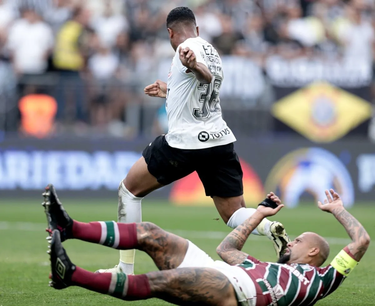 Wesley homenageia Raul Gustavo após marcar dois gols na vitória do Corinthians
