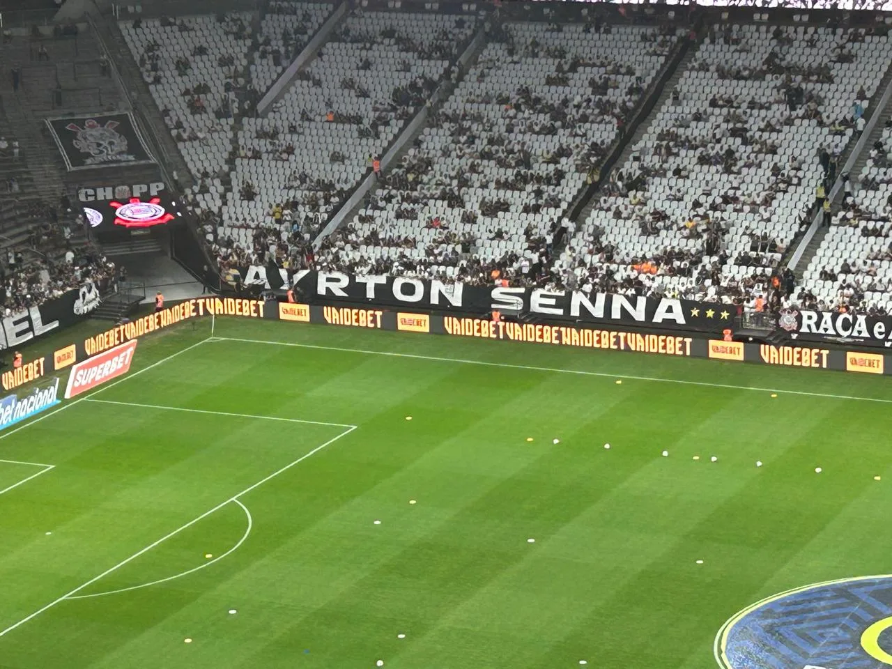 Torcida do Corinthians presta homenagem a Ayrton Senna na Arena Corinthians.