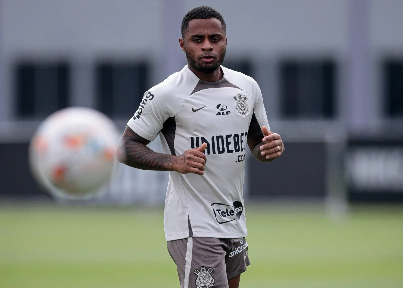 Antônio prevê retorno de dupla ao Corinthians na terça-feira sem falar sobre Palacios.