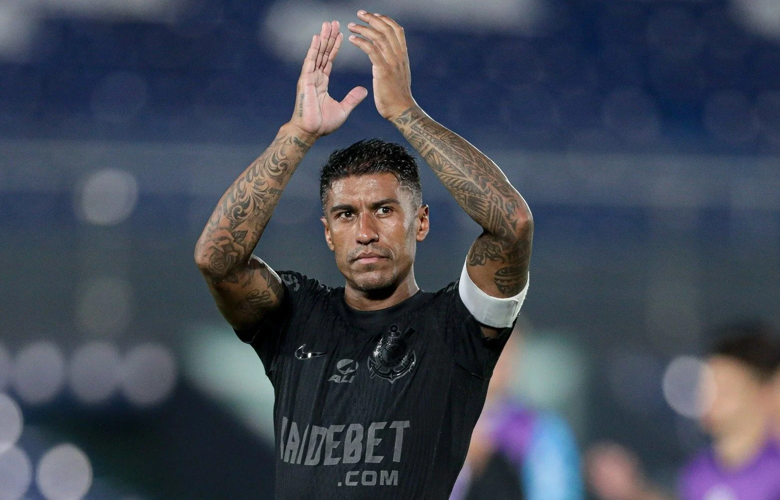 Paulinho negocia renovação com o Corinthians e espera desfecho positivo