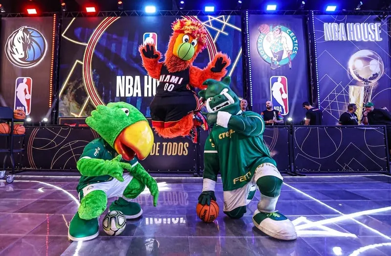 Visita de mascotes do Palmeiras anima Burnie na NBA House