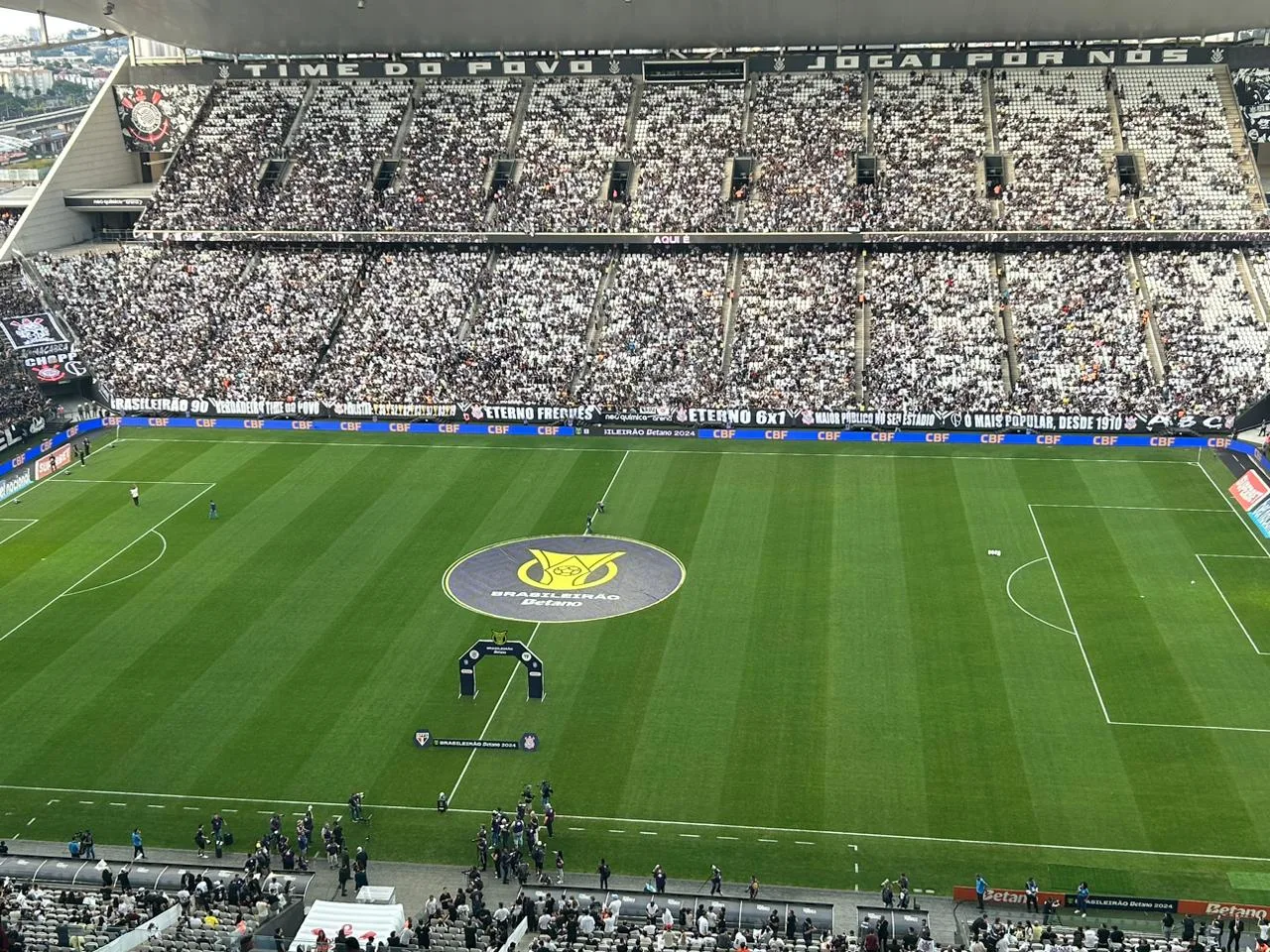 Torcida do Corinthians provoca São Paulo com faixas na Neo Química Arena.