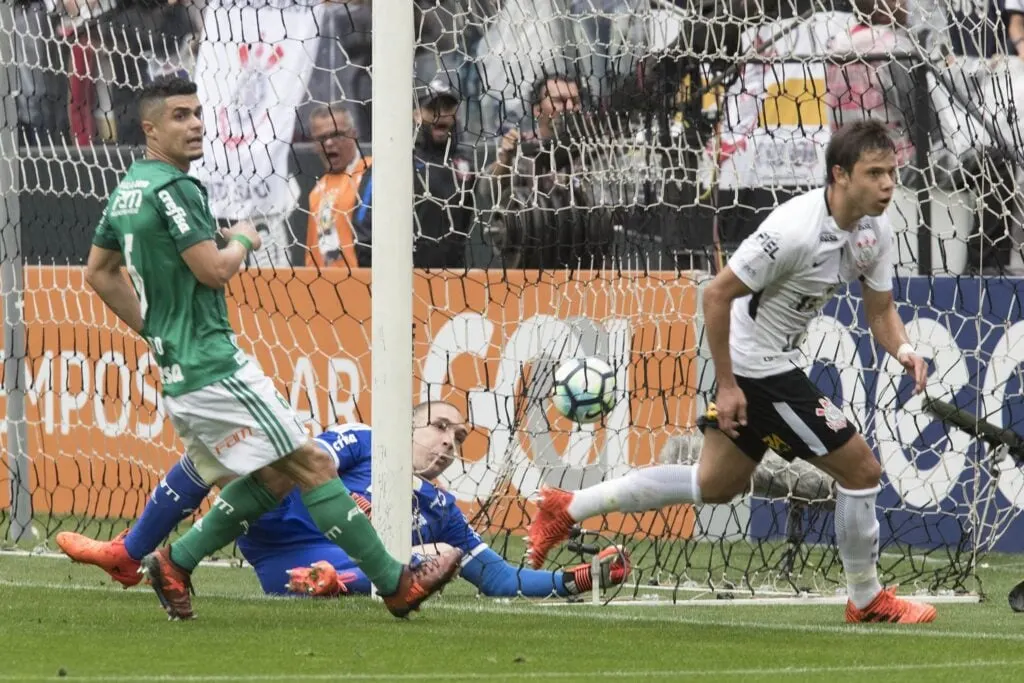 A temporada de 2017 reservou uma briga acirrada pelo título brasileiro, entre os rivais Corinthians e Palmeiras. Os dois se enfrentaram na Arena em uma espécie de final antecipada, e o Timão levou a melhor, ganhando o Derby por 3 a 2. A equipe acabou erguendo o troféu no fim do ano. (Foto: Daniel Augusto Jr/Agência Corinthians)