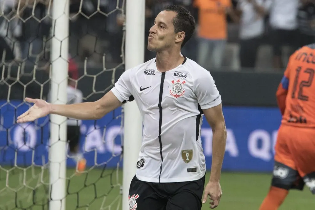 No ano seguinte, o Corinthians levou sua torcida ao delírio ao eliminar o São Paulo na semifinal do Paulistão, com direito a gol nos acréscimos, marcado por Rodriguinho. O tento levou a partida para os pênaltis em Itaquera, e a equipe alvinegra venceu por 5 a 4. O time viria a ser campeão estadual naquele ano. (Foto: Daniel Augusto Jr/Agência Corinthians)