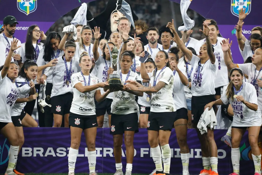 A Neo Química Arena também foi palco de grandes conquistas no futebol feminino. Em 2023, o time das Brabas, que enfileirou títulos na modalidade, bateu a Ferroviária na grande final e conquistou o Campeonato Brasileiro. A partida rendeu o recorde de maior público da história em um jogo de futebol feminino na América do Sul: 42.566 torcedores. (Foto: Rodrigo Gazzanel/Agência Corinthians)