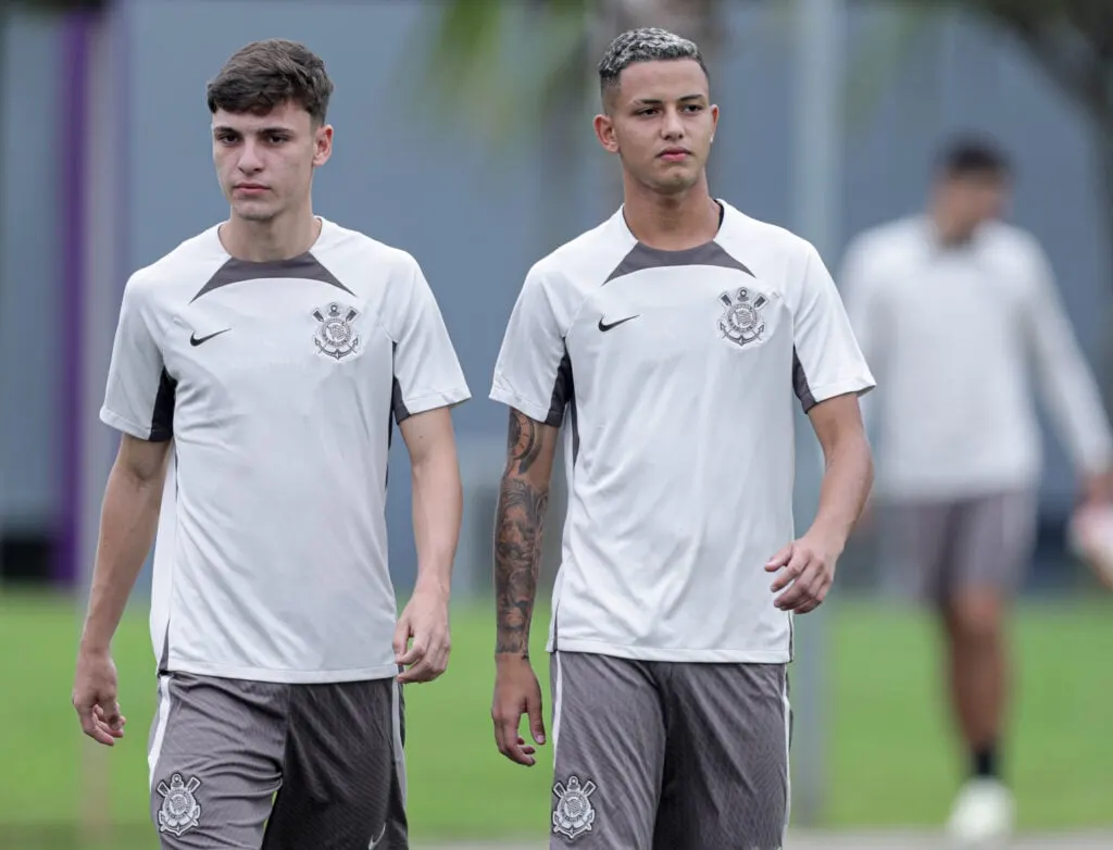 Corinthians aposta na promoção responsável de talentos da base para sucesso.