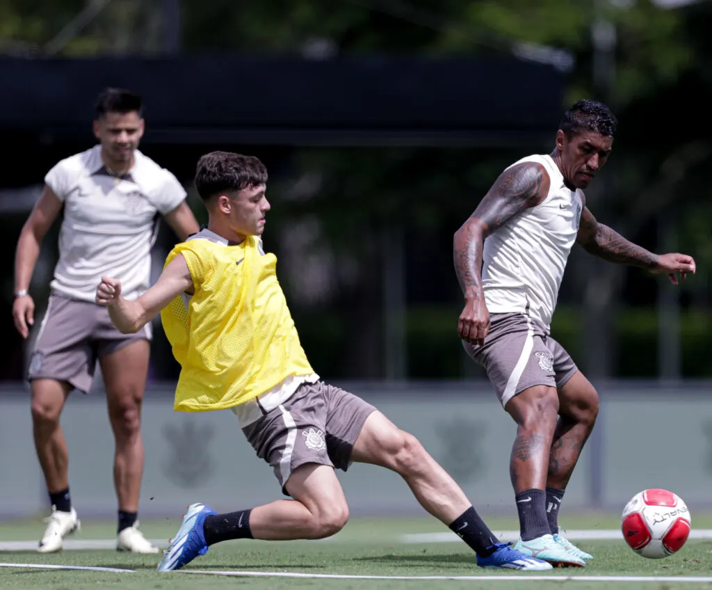 Paulinho volta ao Corinthians e pode ser peça-chave para António Oliveira.