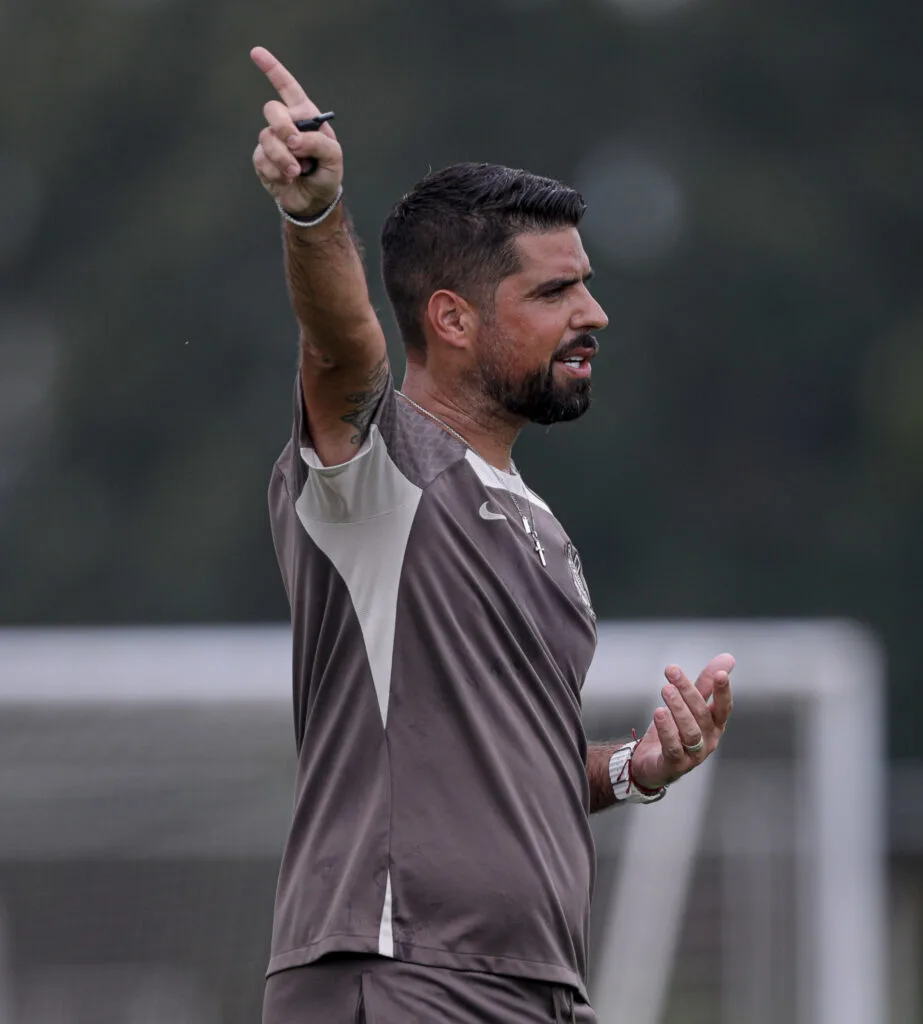 Fotos do treino do Corinthians: preparação para próximos desafios no campeonato.