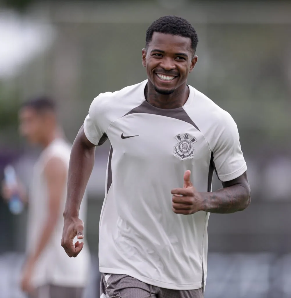 Cacá realiza seu primeiro treino pelo Corinthians após ser anunciado como reforço.