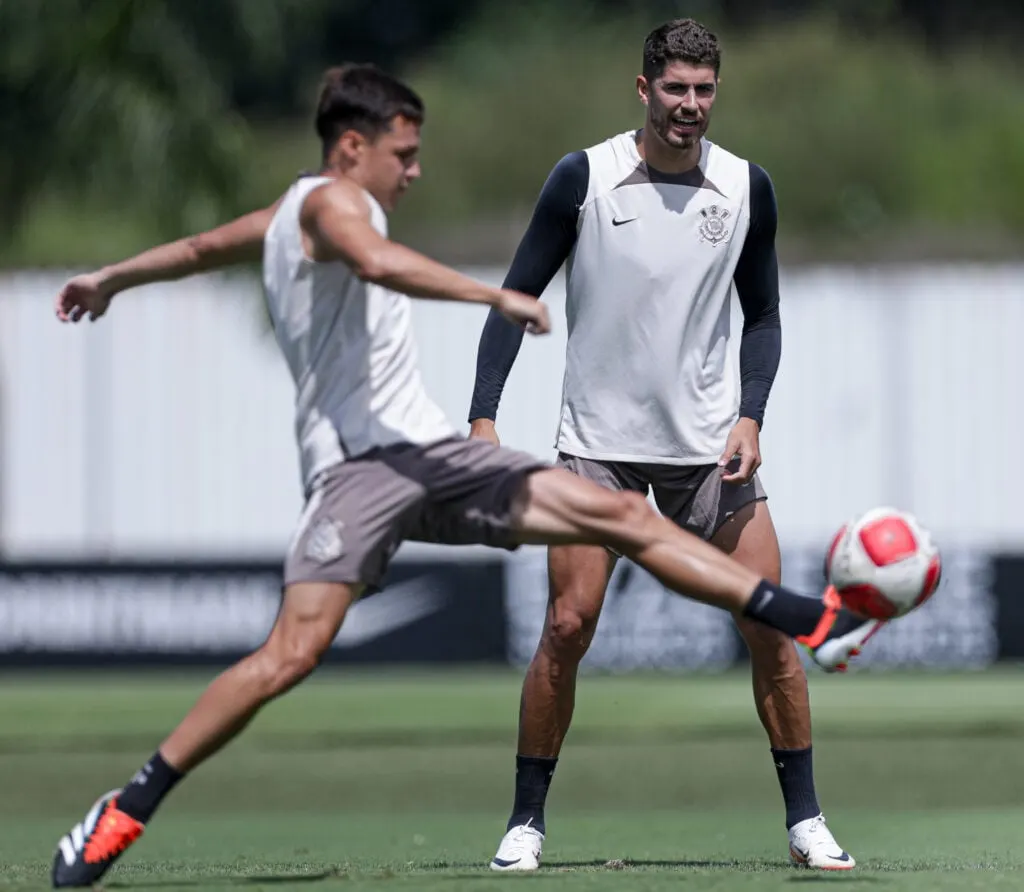 Treino do Corinthians no CT Joaquim Grava é registrado em imagens.