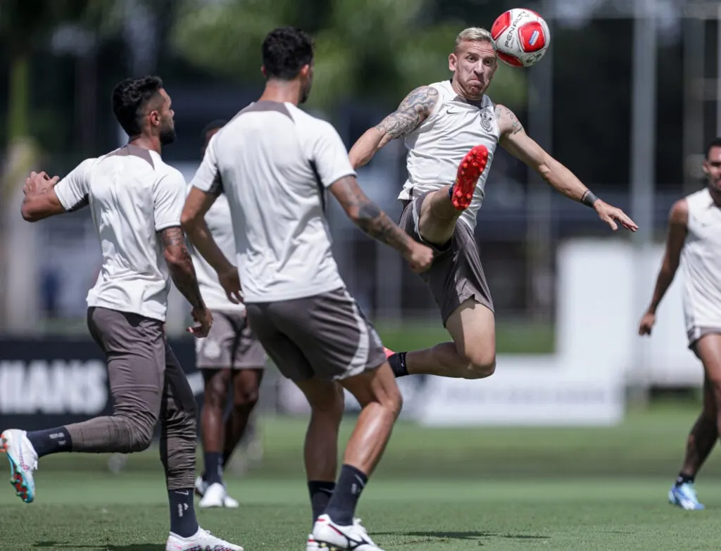 Corinthians finaliza preparação no CT para enfrentar Água Santa no futebol.