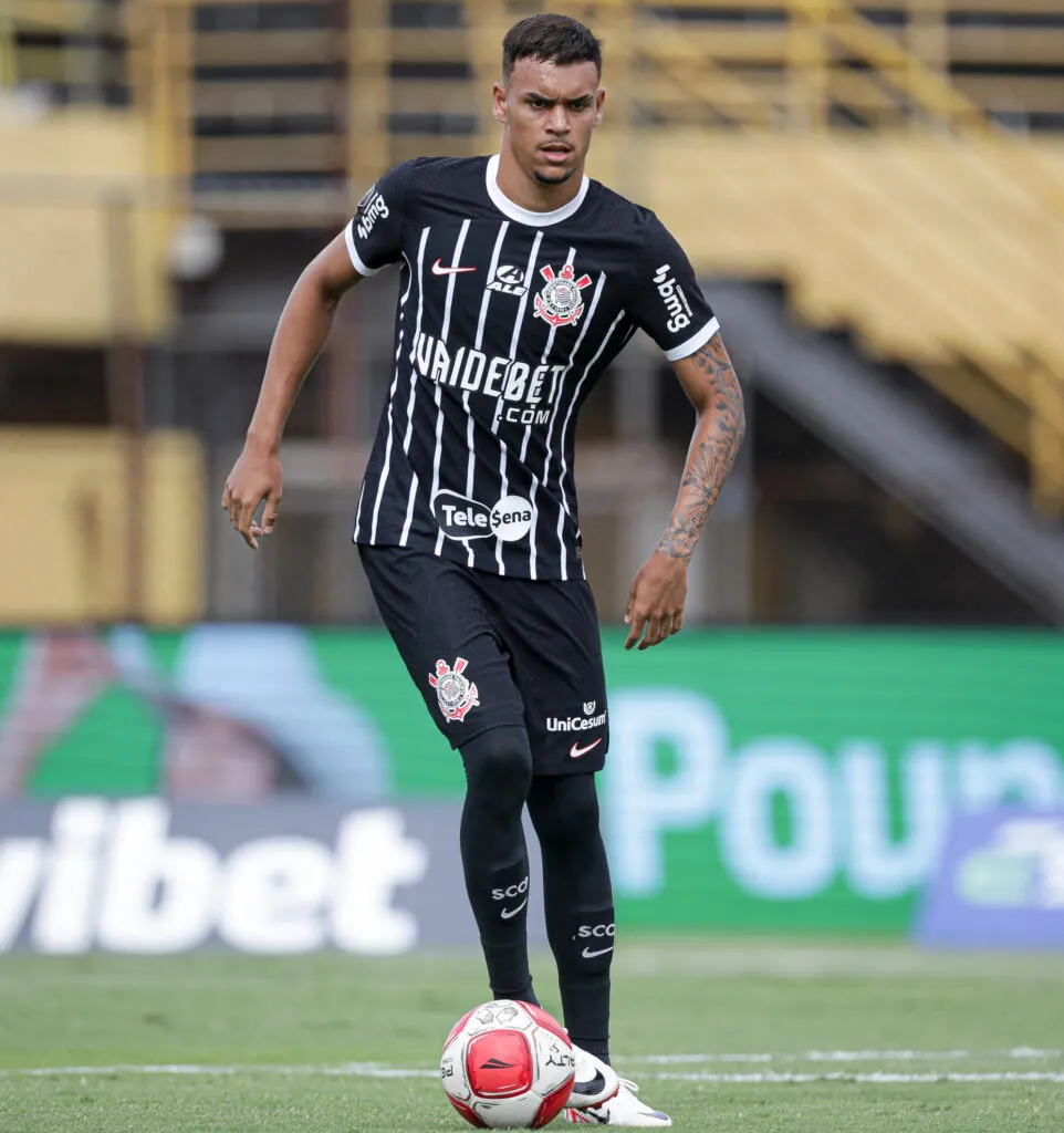 Corinthians negocia renovação de contrato com zagueiro João Pedro Tchoca.