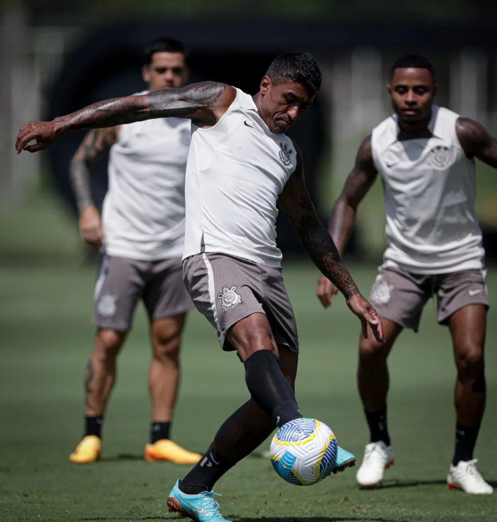 Paulinho é exemplo e destaque nos treinamentos do Corinthians, segundo diretor.