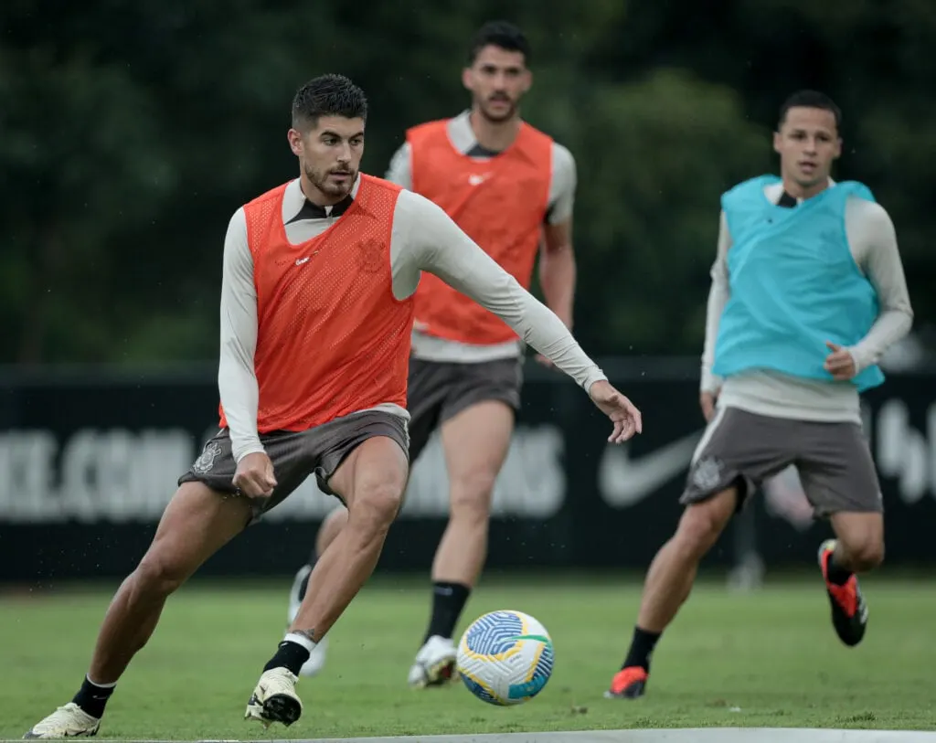 Corinthians retorna aos treinos sem António Oliveira no comando técnico.