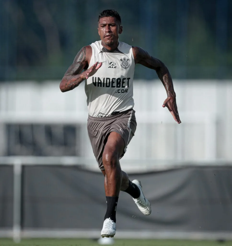 Paulinho cogitou aposentadoria após lesão, mas está próximo de retorno no Corinthians.