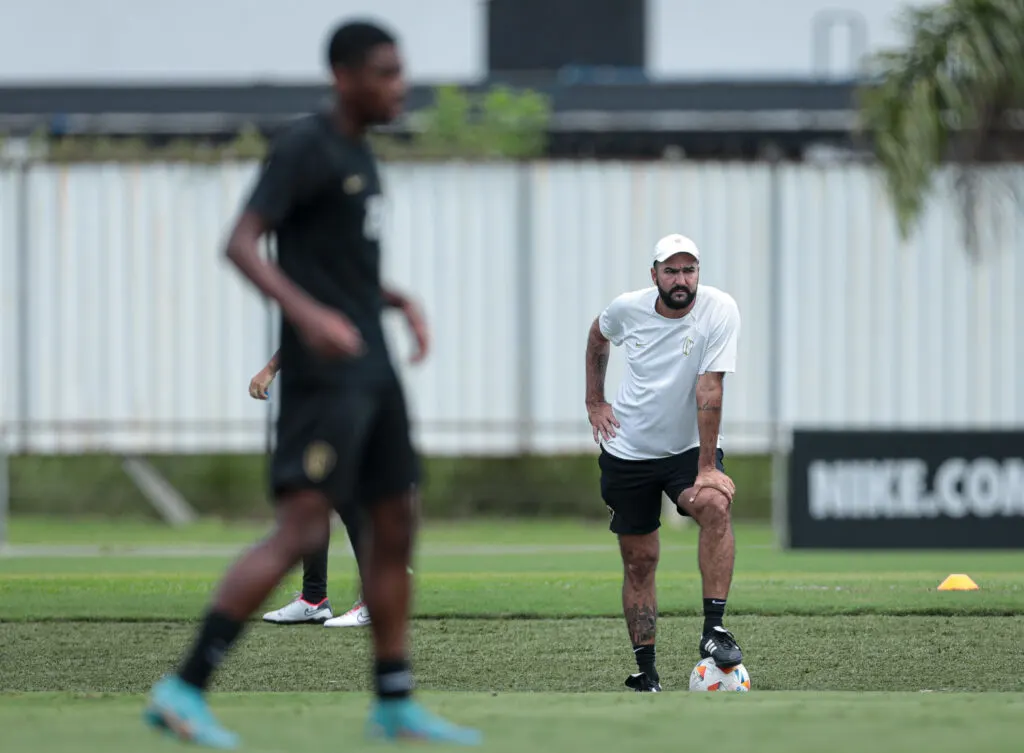 Danilo pode sair do Corinthians após desentendimento com diretoria