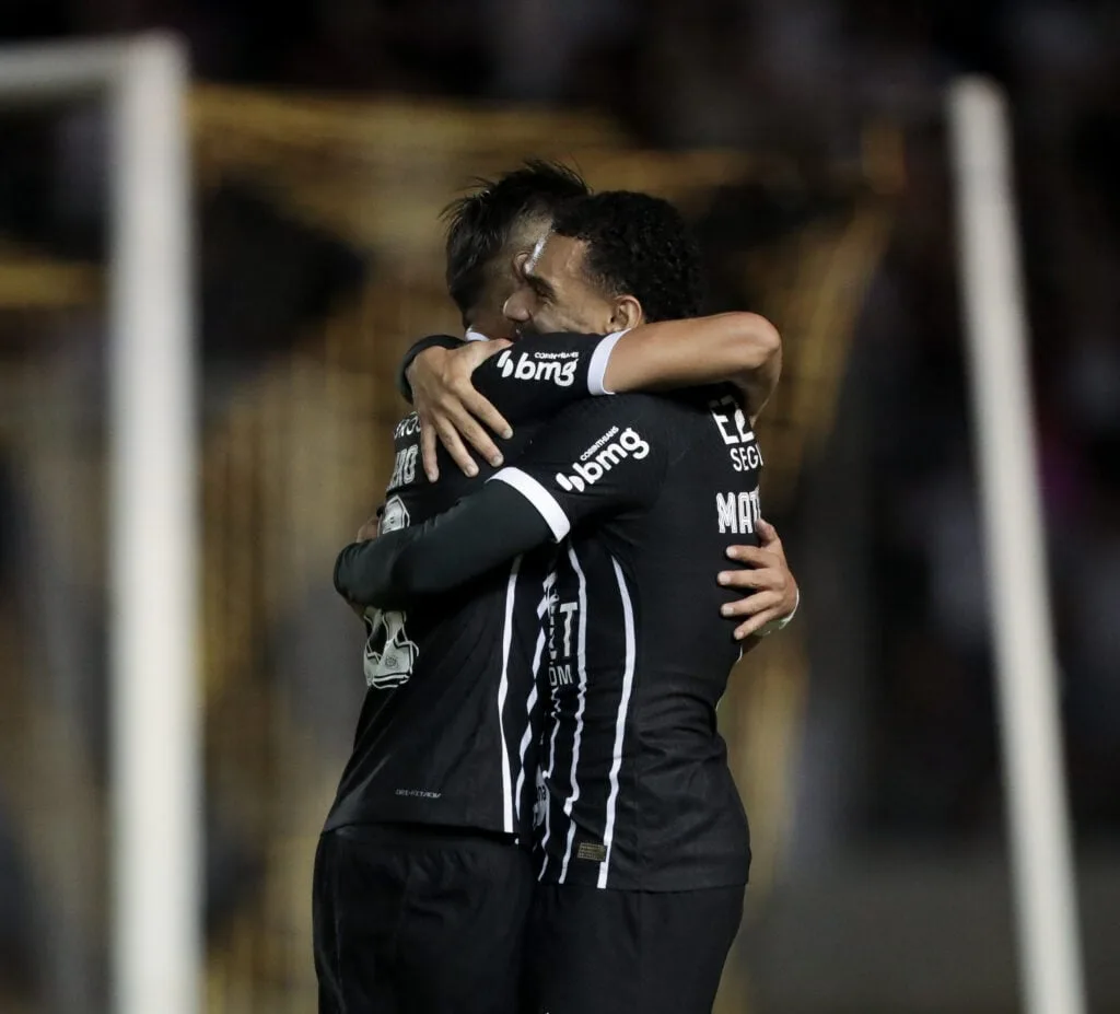 Destaques do Corinthians na vitória contra o Londrina: desempenhos positivos e negativos.