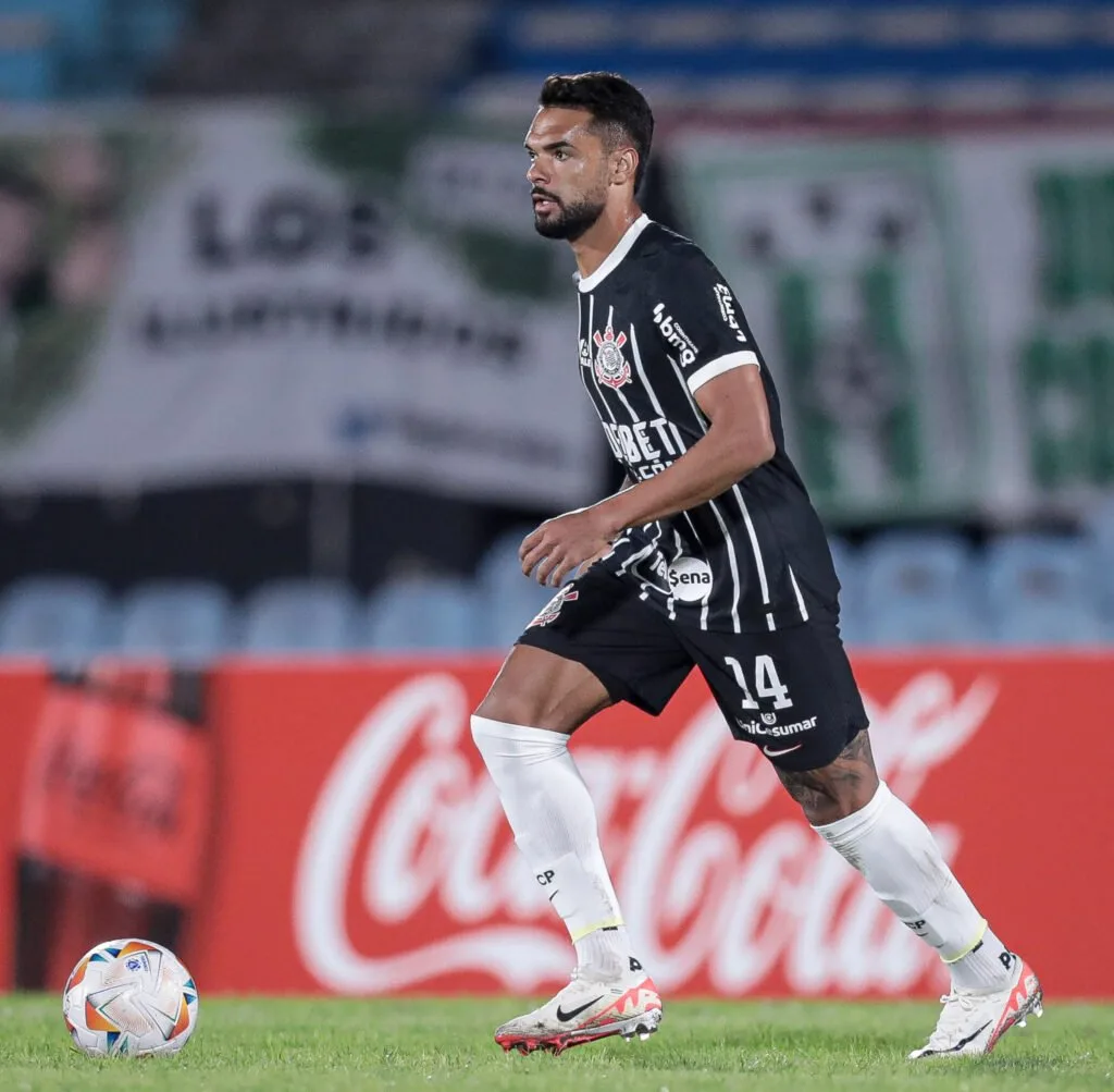 Destaque do Corinthians, Raniele se destaca atuando como zagueiro no time.