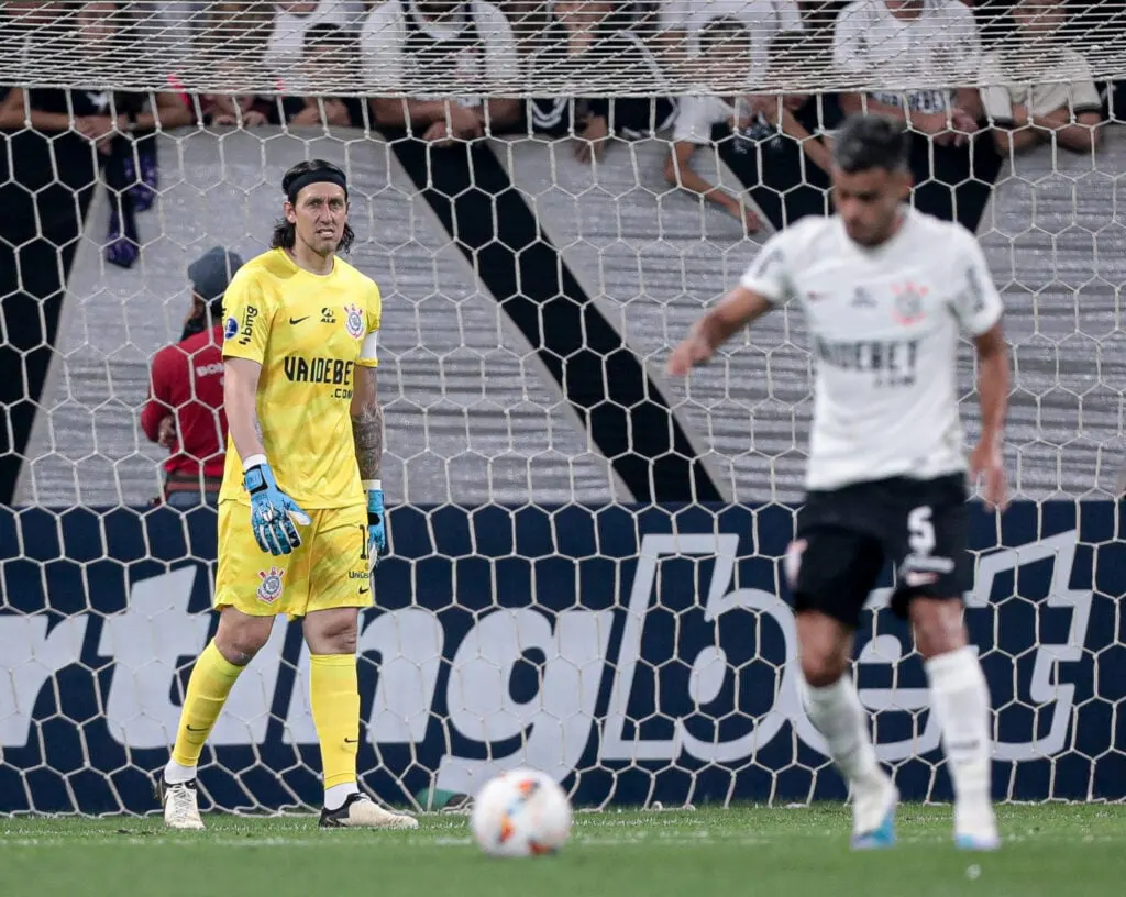 Corinthians busca resgatar volante em operação milionária no mercado de transferências