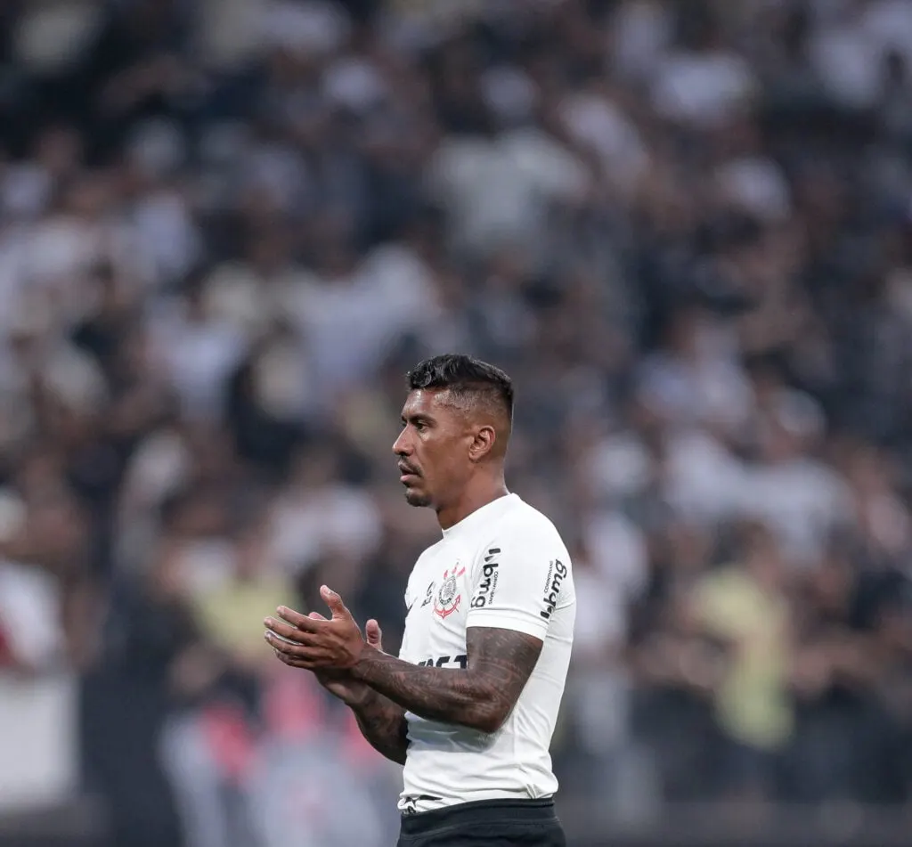 Paulinho reforça interesse em renovar contrato com Corinthians: decisão nas mãos do clube.