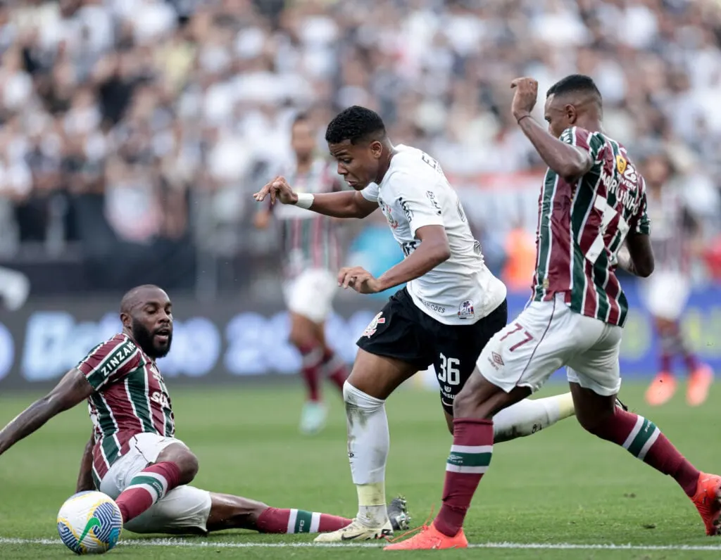 Fabinho Soldado aprova desempenho do Corinthians e revela conversa com Raul Gustavo