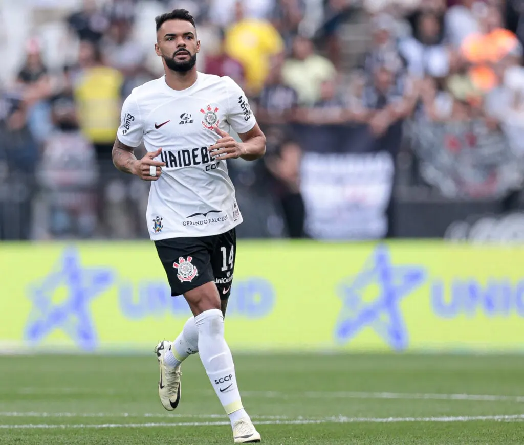 Raniele suspenso do Corinthians na partida contra o Flamengo por terceiro amarelo.