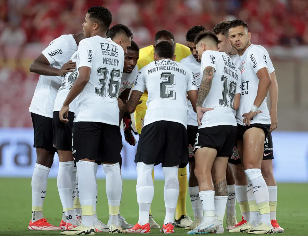 A provável escalação do time do Parque São Jorge tem: Carlos Miguel; Fagner, Félix Torres, Cacá (Gustavo Henrique) e Hugo; Raniele, Breno Bidon e Rodrigo Garro; Gustavo Mosquito, Romero e Wesley.