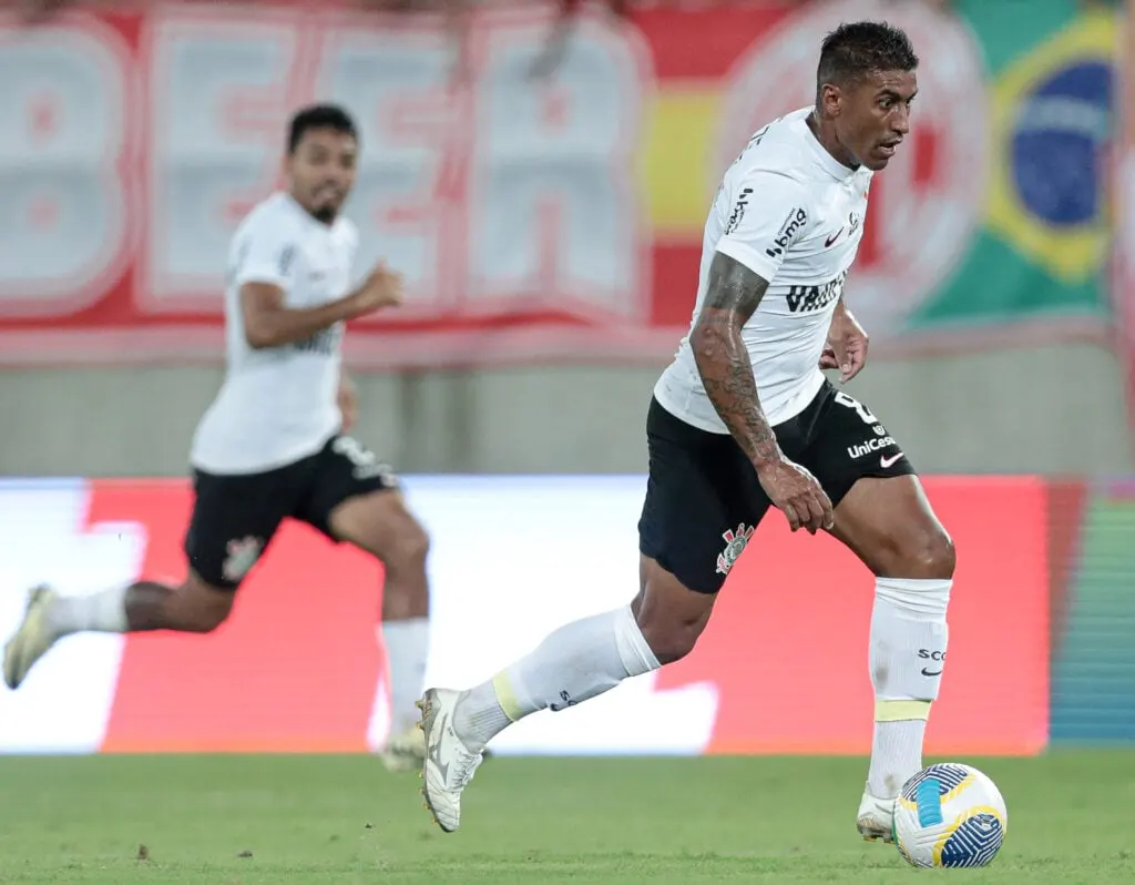 Paulinho pouco ajudou na construção de jogo, sendo mais importante para dar volume ao ataque