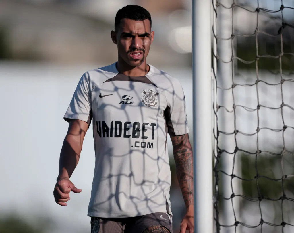 Matheuzinho, lateral do Corinthians, sofre entorse no tornozelo direito em exames.