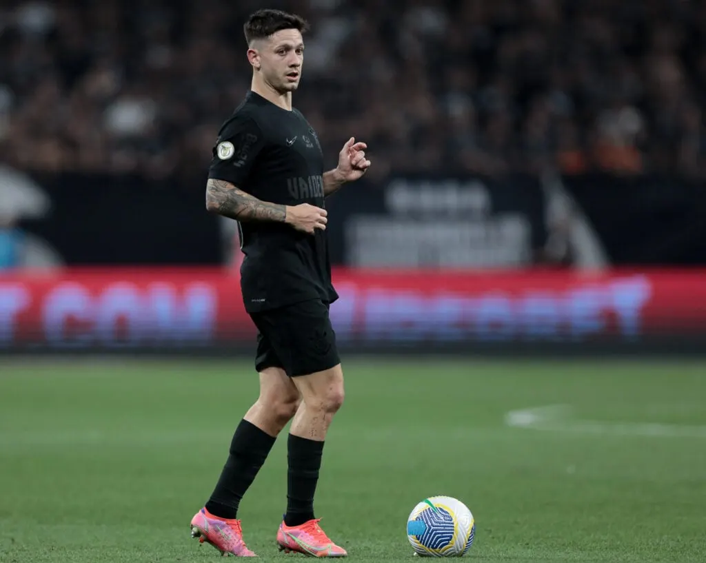 Rodrigo Garro, jogador do Corinthians, celebra nascimento de seu primeiro filho.