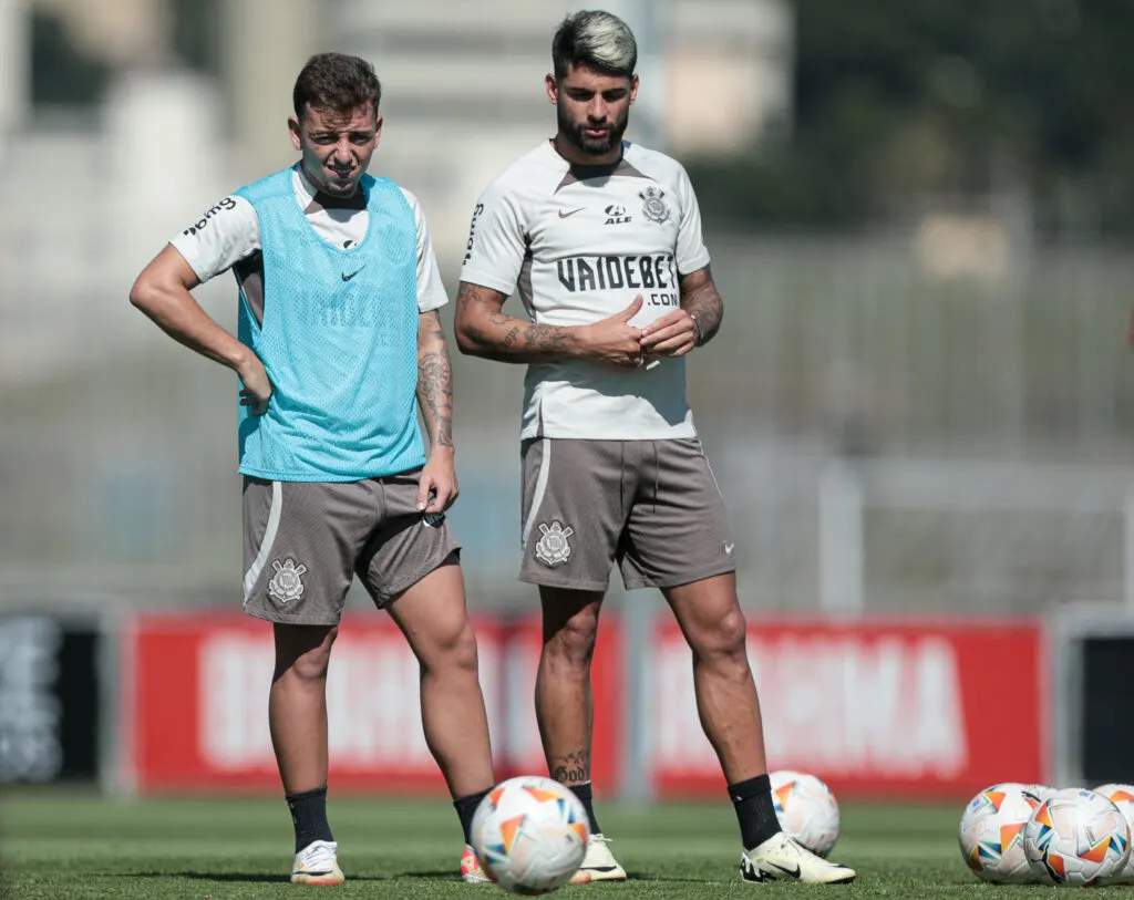 Retornos: O meio-campista Igor Coronado e o atacante Yuri Alberto estão treinando com o elenco e podem reforçar a equipe. Assim como Gustavo Henrique, recuperado de dengue. (Fotos: Rodrigo Coca/Agência Corinthians)