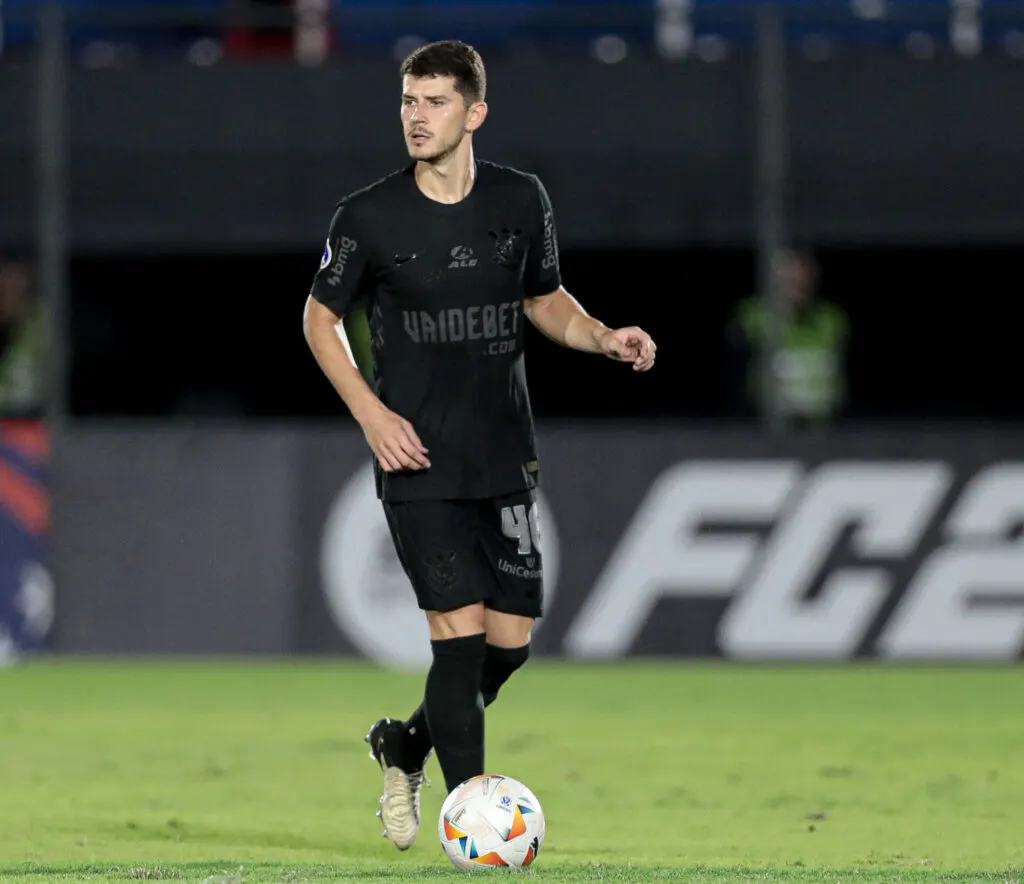 Hugo consolida titularidade na lateral esquerda do Corinthians