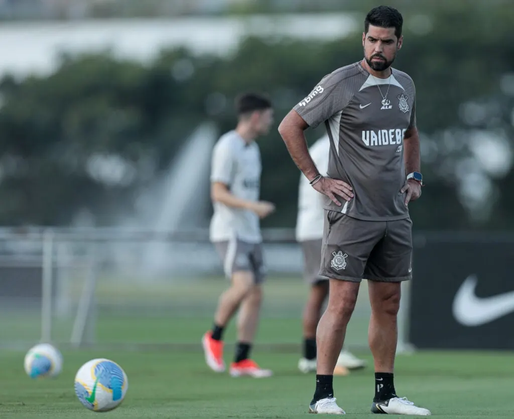 Treino do Corinthians mostra preparação intensa para próximos desafios no futebol.