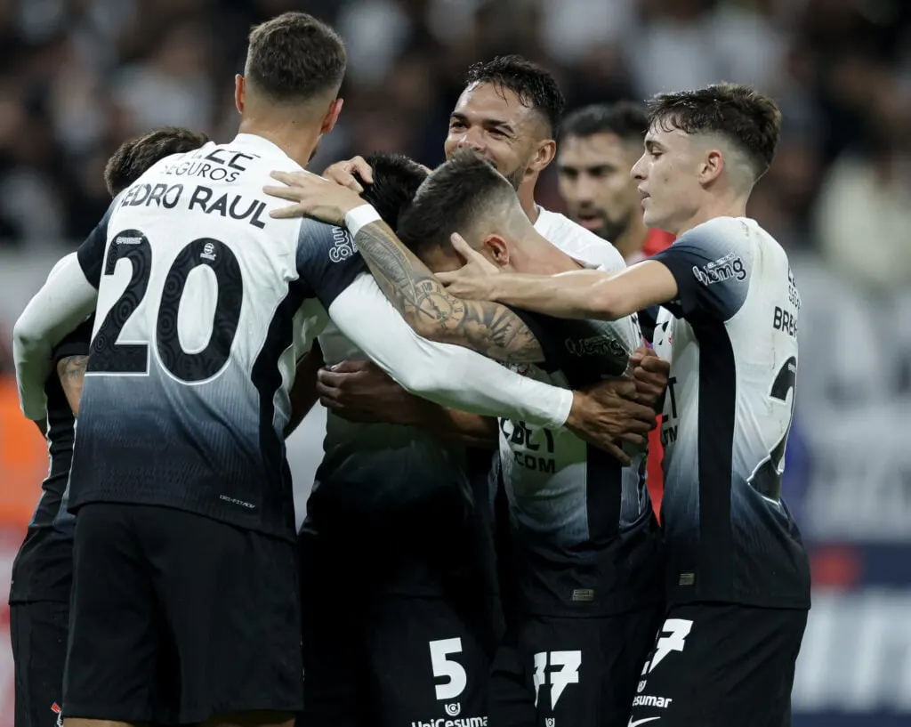 A provável escalação do Corinthians, portanto, tem: Carlos Miguel; Fagner, Félix Torres, Cacá (Gustavo Henrique) e Hugo; Raniele, Breno Bidon e Rodrigo Garro; Romero, Wesley e Yuri Alberto.