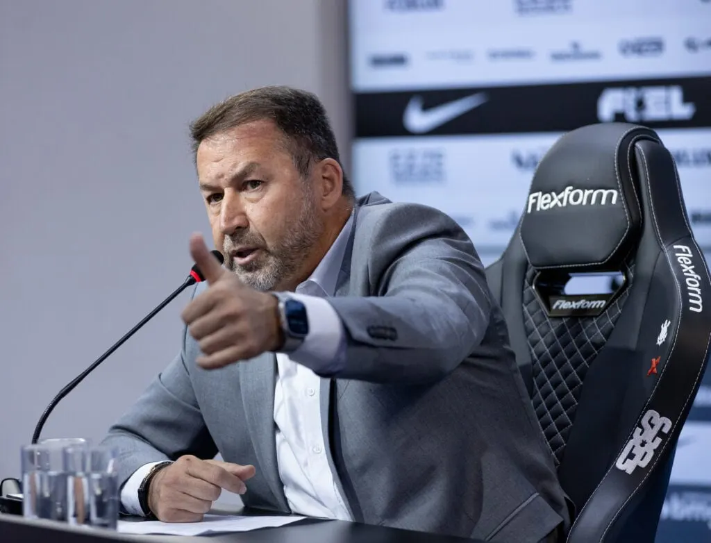 Presidente do Corinthians revela proposta de patrocínio máster em reunião com torcedores.