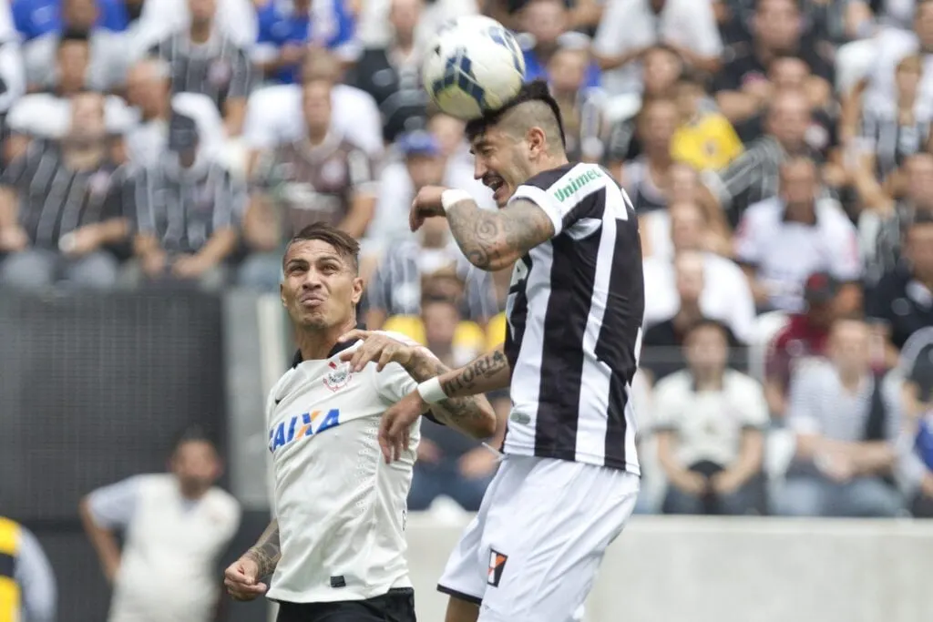 O primeiro jogo no estádio foi justamente neste dia. O Timão perdeu do Figueirense por 1 a 0, com gol de Giovanni Augusto, que mais tarde viria a vestir a camisa do Corinthians. O duelo era válido pelo Campeonato Brasileiro daquele ano. (Foto: Daniel Augusto Jr/Agência Corinthians)