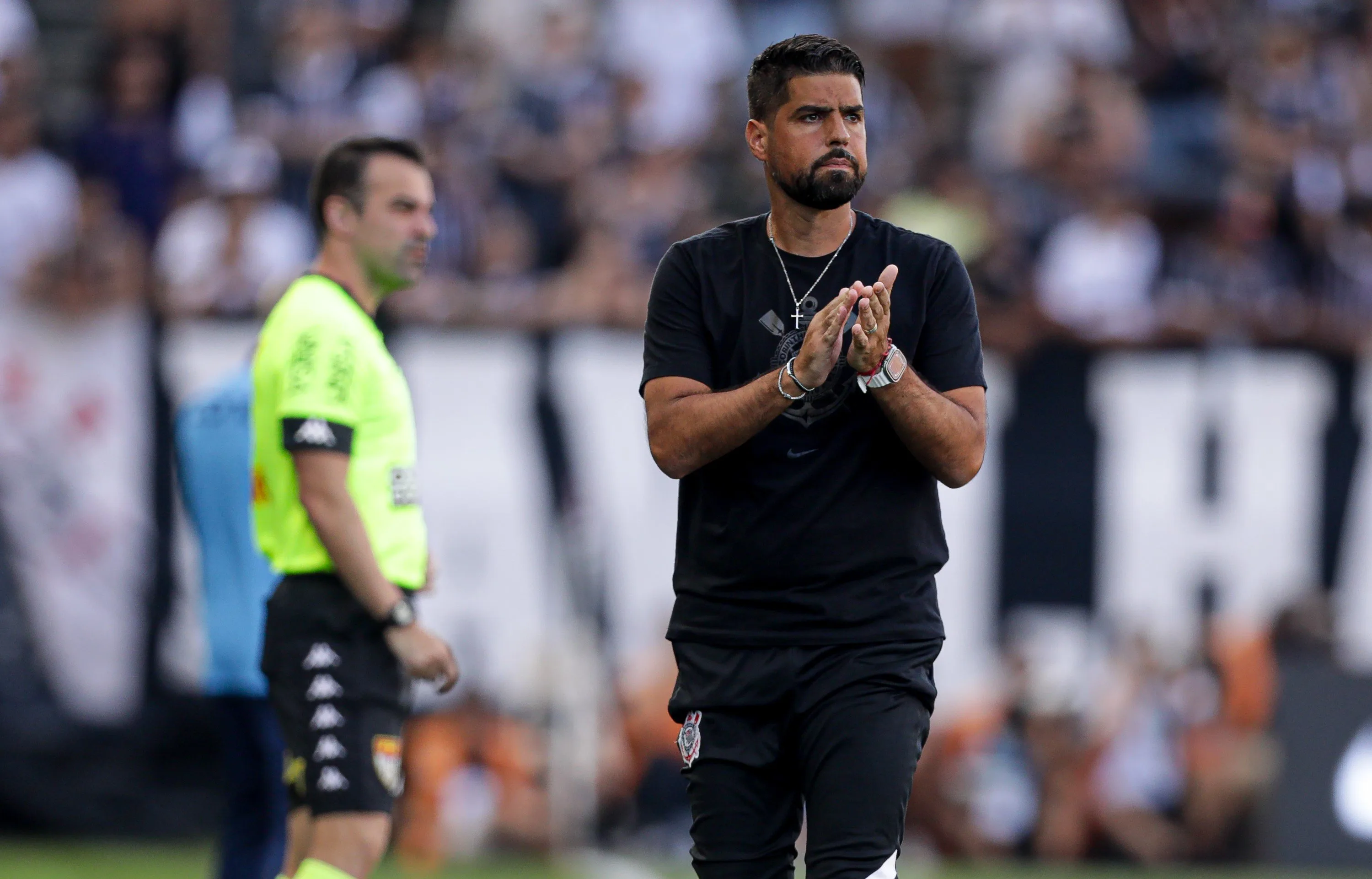 Oliveira elogia elenco do Corinthians após vitória: 